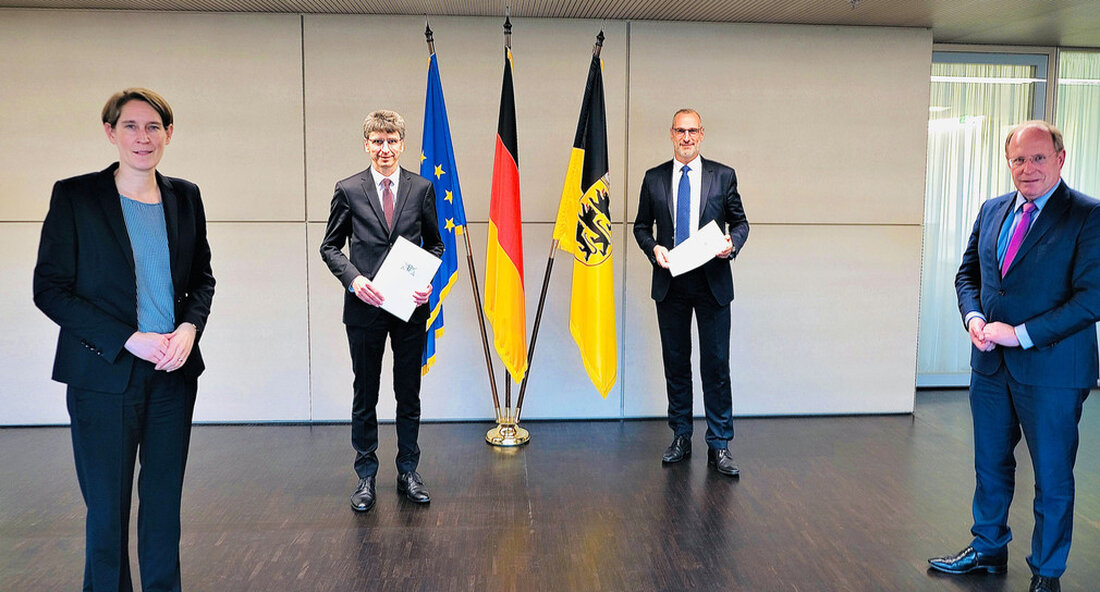 Mit Markus Eisenbraun und Hubert Wörner sind die obersten Führungsebenen der Stuttgarter Polizeizentrale und der Baden-Württembergischen Landeskriminalpolizei wieder komplett. „Baden-Württemberg ist ein sehr sicheres Land, das liegt auch an unserer großen Polizei. Deshalb ist es besonders wichtig, freie Führungspositionen innerhalb der Polizei sofort zu besetzen. Daher freue ich mich besonders, dass die obersten Führungsebenen der Das Stuttgarter Polizeipräsidium und die Landeskriminalpolizei Baden-Württemberg sind wieder fertig “, sagte Innenminister Wilfried Klenk MdL. Am 1. Dezember 2020 wurde Markus Eisenbraun neuer Leiter des Management- und Betriebsteams bei Polizeipräsidium in Stuttgart und gleichzeitig stellvertretender Polizeichef. Hubert Wörner trat am 19. November 2020 als …