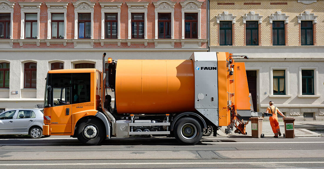 Neue Satzungen für die Abfallwirtschaft und Straßenreinigung Am 14. Dezember 2022 wird die Ratsversammlung über die neuen Satzungen zur Abfallwirtschaft und zur Straßenreinigung ab 1. Januar 2023 entscheiden. Die Gebühren für die Abfallwirtschaft sind wieder für zwei Jahre ausgelegt. © Marcel Noack In der Kalkulation für die Jahre 2023 und 2024 rechnet der Eigenbetrieb mit einer Steigerung der Kosten um 5,1 Millionen Euro gegenüber 2021 und 2022. Grund dafür sind Kostensteigerungen von bis zu 50 Prozent beim Kraftstoff und fünf Prozent bei den Materialkosten sowie erhöhte Personalkosten und geplante Investitionen. Zudem ist von erhöhten Abfallmengen bedingt durch den starken Bevölkerungszuwachs &hellip;