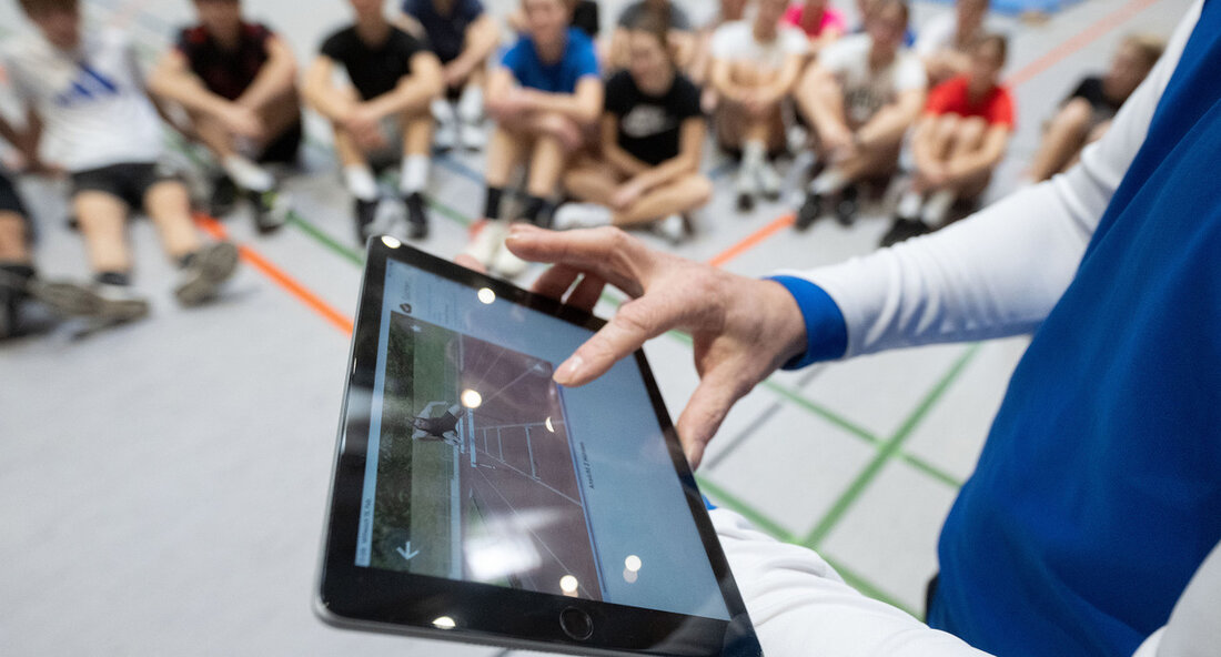 Um den Sportunterricht zu digitalisieren, hat das Land die SchulsportApp Baden-Württemberg entwickelt. Die darin enthaltenden Videos zeigen, wie Bewegungsabläufe idealtypisch ausgeführt werden. Die App unterstützt Lehrkräfte sowie Schülerinnen und Schüler bei der Unterrichtsdurchführung und der Prüfungsvorbereitung. Bewegung, Spiel und Sport sind nicht nur der Gesundheit und dem Wohlbefinden zuträglich, sie sind auch unverzichtbare Bestandteile einer ganzheitlichen Bildung und Erziehung – und damit des Schulalltags. Zumal Forschungsergebnisse belegen, dass sie auch das schulische Lernen wirksam unterstützen. Schulsport erreicht zudem alle Kinder und Jugendlichen, nicht nur diejenigen, die sich auch privat sportlich betätigen. Das Interesse am Schulsport wird gesteigert, wenn man ihn &hellip;