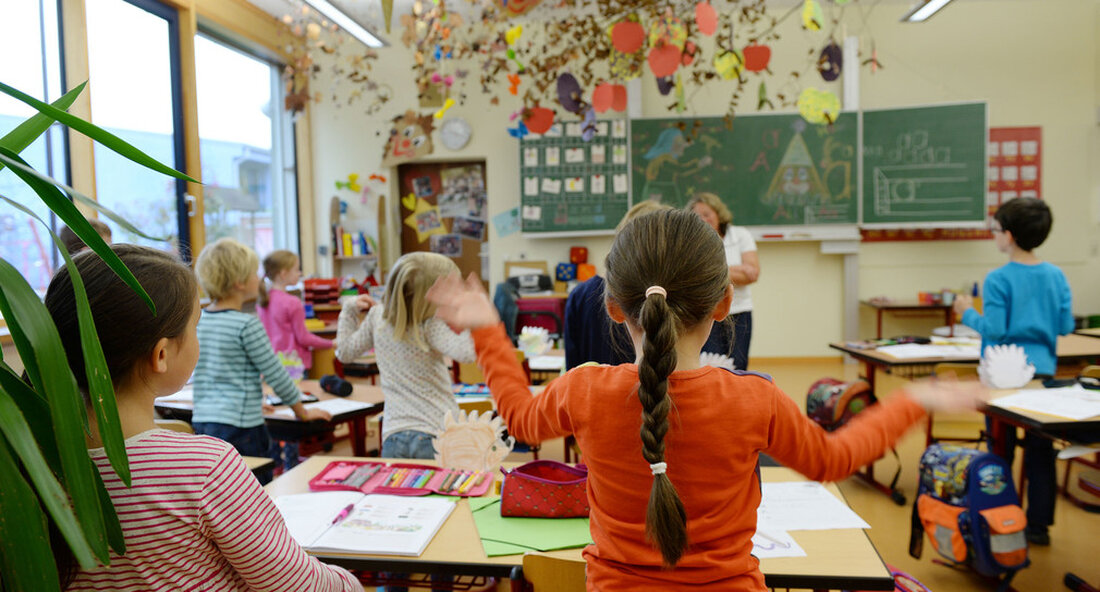 Das Land hat gemeinsam mit den baden-württembergischen Lions Clubs eine aktualisierte Rahmenvereinbarung für das Präventionsprogramm Klasse2000 unterzeichnet. Für viele Grundschulen gehört das Programm zur Gesundheitsförderung und Prävention mittlerweile zum pädagogischen Inventar. Bereits im Grundschulalter kommt der Gesundheitsförderung sowie der Gewalt- und Suchtprävention eine große Bedeutung zu. Ein Bestandteil der baden-württembergischen Präventionsarbeit unter dem Dach des Rahmenkonzepts stark.stärker.WIR ist das Class2000-ProgrammDer der Lions-Clubs wird im Land gefördert. Damit dies auch in Zukunft so bleibt, will der Bildungsminister Theresa Schopper haben am 8. Juni 2022 gemeinsam mit Vertretern der baden-württembergischen Lions Clubs eine aktualisierte Rahmenvereinbarung zum Präventionsprogramm Klasse2000 unterzeichnet. Das Programm wird …