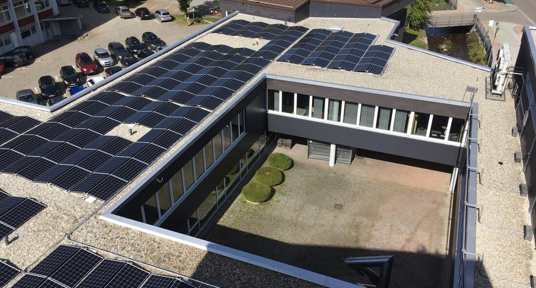 Die energetische Renovierung der Universität Furtwangen ist abgeschlossen. Am Standort Furtwangen werden verschiedene Maßnahmen ergriffen, um den CO2-Ausstoß um 167 Tonnen pro Jahr zu senken. Das Land leistet damit einen wichtigen Beitrag zum Ziel von CO2-neutrale Universität. Die energetische Renovierung des Heizzentrums der Universität Furtwangen ist abgeschlossen. Für die neue zentralisierte Wärmeerzeugung wurden zwei blockartige Wärmekraftwerke und zwei Gaskondensationskessel installiert. Darüber hinaus wurden auf den Dächern der Gebäude B (Fakultät für Informatik) und G (Fakultät für Wirtschaftsingenieurwesen) Photovoltaikanlagen mit insgesamt rund 850 Quadratmetern in Betrieb genommen. „Mit dem neuen Heizungskonzept senken wir den CO2-Emissionen vom Standort Furtwangen um 167 Tonnen …