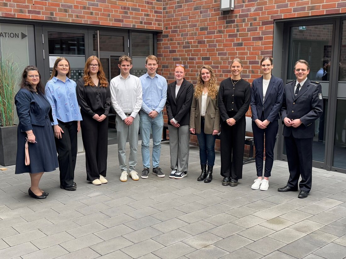 Am 1. März 2025 starten acht Berufseinsteiger beim Hauptzollamt Münster ihre Karriere im gehobenen Dienst. Informationen zur Bewerbung und Ausbildung gibt es auf zoll-karriere.de.