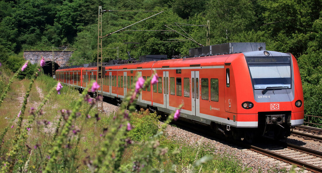 Künftig sollen auch Kriminalpolizisten freie Fahrt im ÖPNV haben. Das sorgt für mehr Sicherheit in Bussen und Bahnen und treibt die Mobilitätswende weiter voran. „Ab dem 1. Juli 2022 setzen wir wieder bundesweit neue Maßstäbe in Sachen Sicherheit. Bereits 2020 werden wir eine eindeutige Kennung für Polizeibeamte in Baden-Württemberg haben Kriminalpolizei (Kripo) eingeführt – das K-Fall. Die Kollegen der Kripo sind damit für jeden als Polizisten erkennbar. Jetzt gehen wir den nächsten Schritt: Mit dem gut sichtbaren K-Koffer können Polizisten den öffentlichen Nahverkehr kostenlos nutzen. Dadurch wird die Polizeipräsenz in diesen öffentlichen Verkehrsmitteln weiter erhöht und das Sicherheitsgefühl der Menschen …