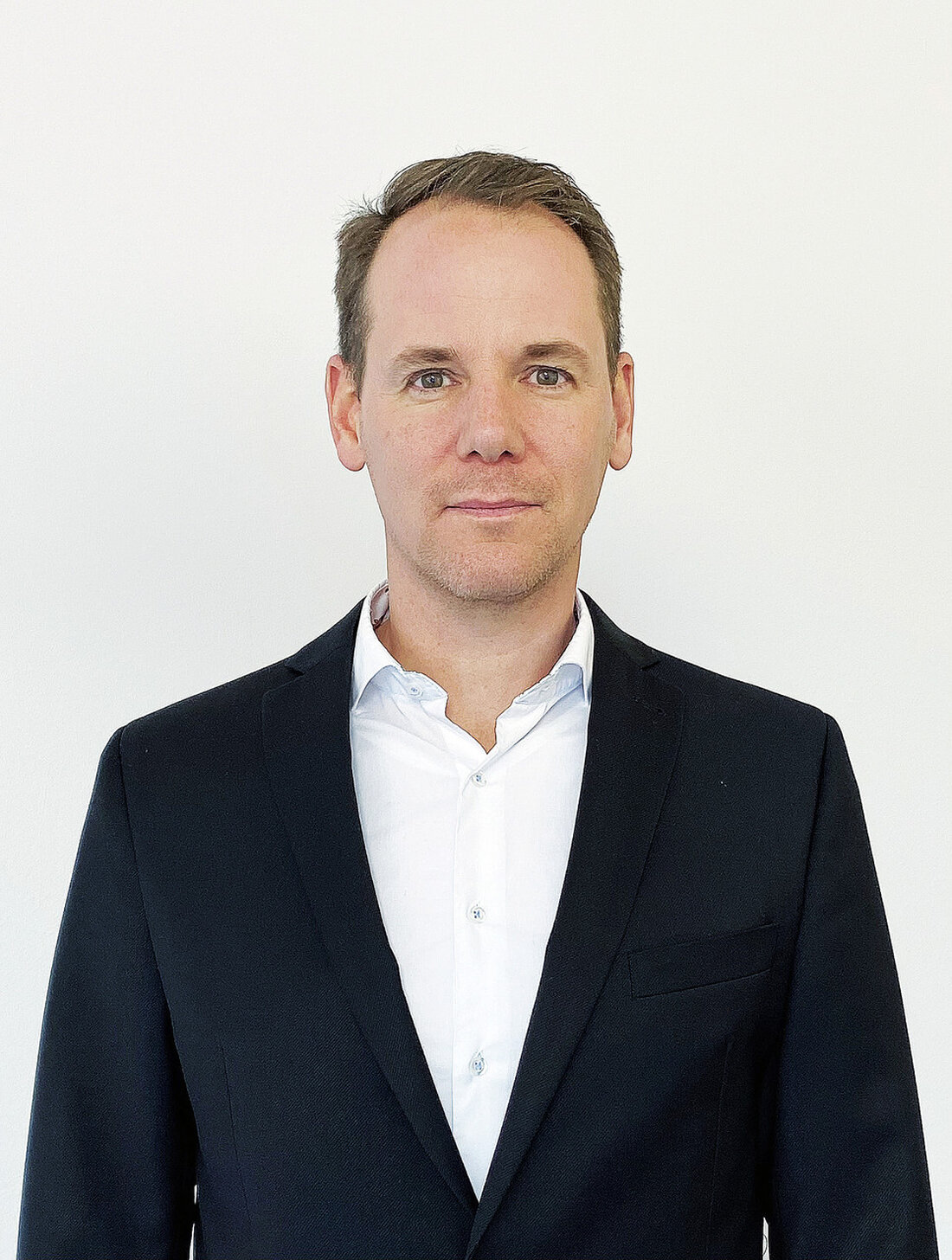 Der neue Amtsleiter von Vermögen und Bau Stuttgart heißt Simon Schreiber. Vermögen und Bau Stuttgart beschäftigt 172 Mitarbeiter und hat einen Jahresumsatz von rund 310 Millionen Euro. Simon Schreiber ist neuer Amtsleiter von Vermögen und Bau Stuttgart. Er folgt auf Roland Wenk, der zum Ende des Jahres 2022 in den Ruhestand ging. „Zentrale Aufgabe für unsere Bauverwaltung sind Klimaschutz und Nachhaltigkeit. Simon Schreiber bringt die passenden Erfahrungen mit, um Vermögen und Bau in Stuttgart erfolgreich zu leiten.“ so Finanzstaatssekretärin Gisela Splett. Simon Schreiber Simon Schreiber hat Architektur an der Universität Stuttgart und der Technischen Universität Delft in den Niederlanden studiert. …