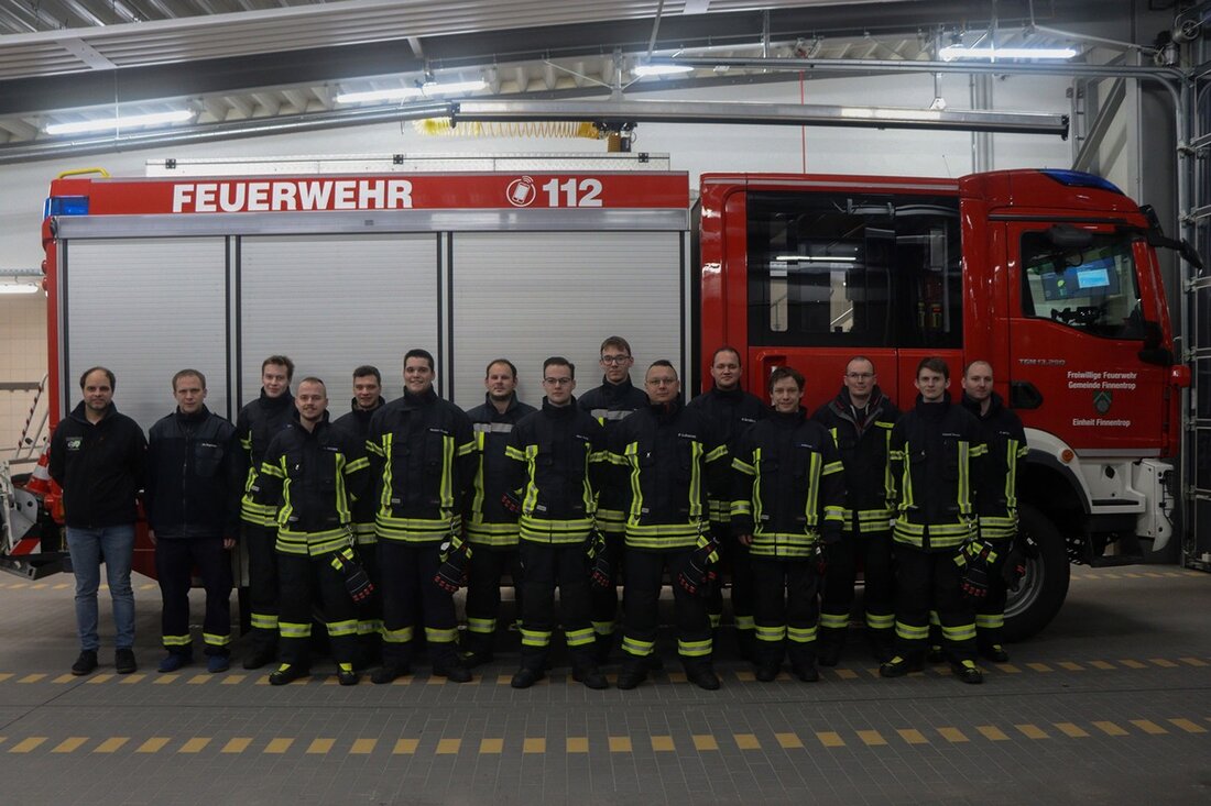 Die Feuerwehr Finnentrop hat 14 neue Atemschutzgeräteträger ausgebildet. Der Lehrgang umfasste Theorie und Praxis für effektive Einsätze.