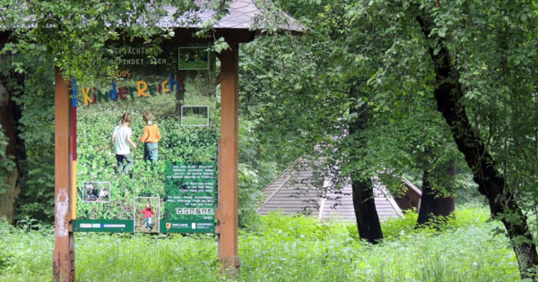 Neues Balancierparcours aus Robinienholz auf dem Waldspielplatz KinderReich im Dölitzer Holz am agra-Park fördert spielerisches Gleichgewichtstraining für Kinder und Erwachsene. Erfahren Sie mehr über die Entstehung und Kooperation hinter dem naturnahen Naturerlebnisraum.