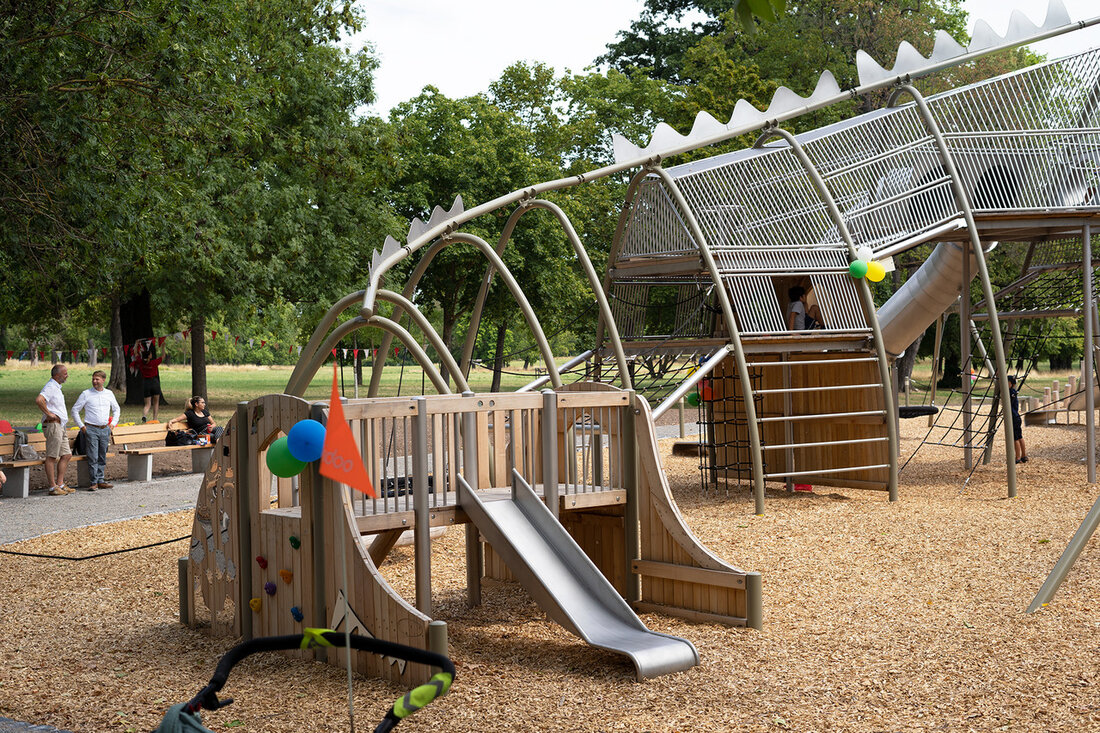 Neuer Dino-Spielplatz im Rosensteinpark eröffnet Stuttgart – Der Rosensteinpark hat seit dem 14. Juli 2023 einen besonderen Hingucker: Einen Dino-Spielplatz, der von Finanzstaatssekretärin Gisela Splett und Oberbürgermeister Dr. Frank Nopper offiziell eröffnet wurde. Das zentrale Element des Spielplatzes ist eine große Spielanlage in Form eines urzeitlichen Sauriers. Mit einer Länge von 50 Metern und einer Höhe von bis zu acht Metern bietet der „Rosensteindino“ zahlreiche Klettermöglichkeiten, Rutschen und Schaukeln. Auch ein Kleinkindbereich ist auf dem Spielplatz vorhanden. Laut Finanzstaatssekretärin Gisela Splett ist der Dino-Spielplatz in dieser Form einmalig in der Region. Oberbürgermeister Dr. Frank Nopper betont, dass der Rosenstein-Dino einer …