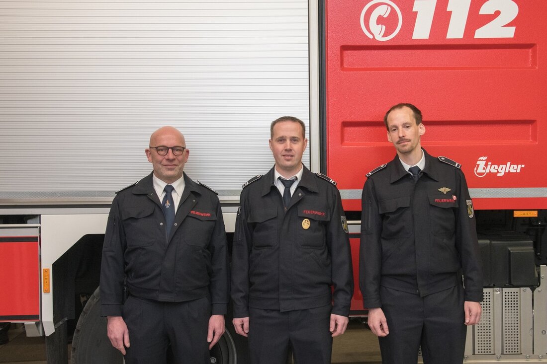 Am 08.02.2025 fand die Jahresdienstbesprechung der Feuerwehr Lennestadt im Gerätehaus Saalhausen statt, mit Führungswechsel und Ehrungen.
