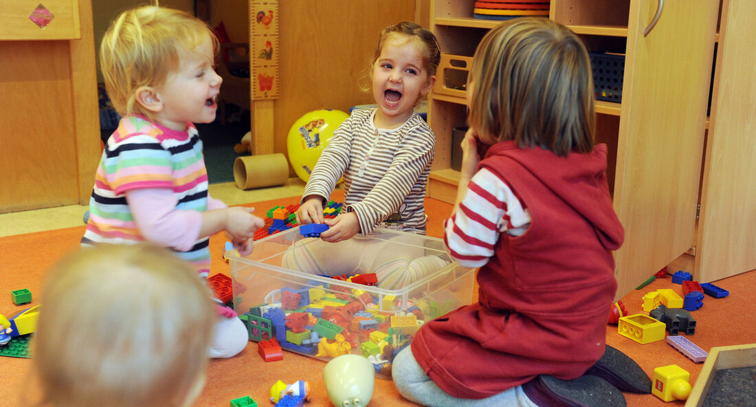 Das Land Baden-Württemberg stellt einmalig Mittel in Höhe von bis zu 105 Millionen Euro zur Verfügung, um Investitionsmaßnahmen in Kindertageseinrichtungen und Kindertagespflege zu fördern. Dies soll dazu beitragen, Betreuungsplätze für Kinder von der Geburt bis zum Schuleintritt zu schaffen und zu erhalten. Das Gesetz zur Umsetzung dieses Landesprogramms ist im Dezember 2023 in Kraft getreten, und nun hat die Anhörung zur Förderrichtlinie begonnen. Träger von Kindertageseinrichtungen sowie andere Empfänger der Finanzhilfen können ihre Antragsvorbereitungen starten, und Anträge müssen bis Ende Juli 2024 gestellt werden. Die gut ausgestatteten Kitas sind nicht nur von großer Bedeutung für die Kinder und ihre Familien, …