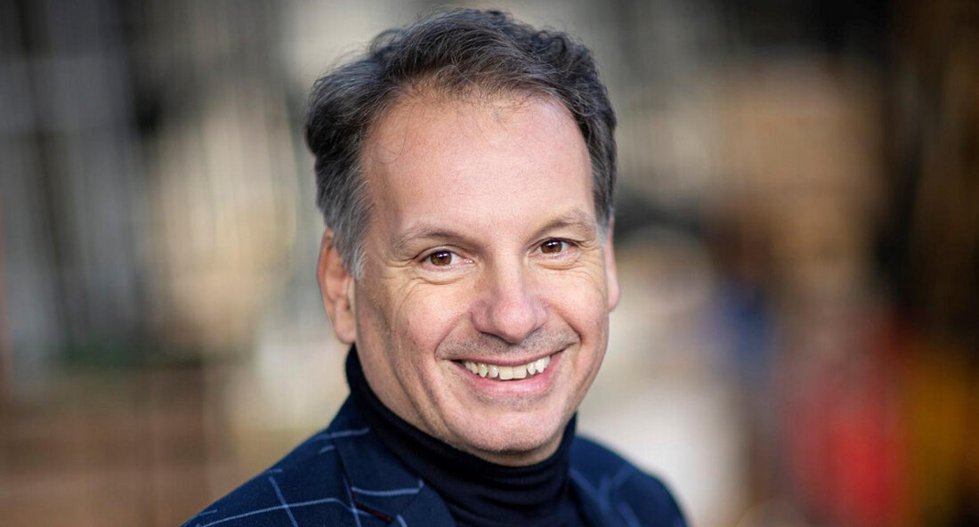 Christian Firmbach wird von der Spielzeit 2024/2025 an Intendant am Badischen Staatstheater in Karlsruhe. Der Verwaltungsrat der Badischen Staatstheater hat sich in seiner Sitzung für den derzeitigen Generalintendant des Oldenburgischen Staatstheaters als neuen Intendanten ausgesprochen. Der Verwaltungsrat der Badischen Staatstheater hat sich in seiner Sitzung am 28. Juli 2022 für Christian Firmbach als neuen Intendanten ausgesprochen. Der 55-Jährige übernimmt die Leitung des Dreispartenhauses zur Spielzeit 2024/2025. Kunstministerin und Verwaltungsratsvorsitzende Theresia Bauer sagte: „Mit Christian Firmbach haben wir für das Badische Staatstheater eine einnehmende und kommunikative Persönlichkeit gewählt, die den Verwaltungsrat mit umfassender Leitungskompetenz und ausgewiesener Musiktheaterexpertise überzeugt hat. Wesentlich Ausschlag gegeben für …