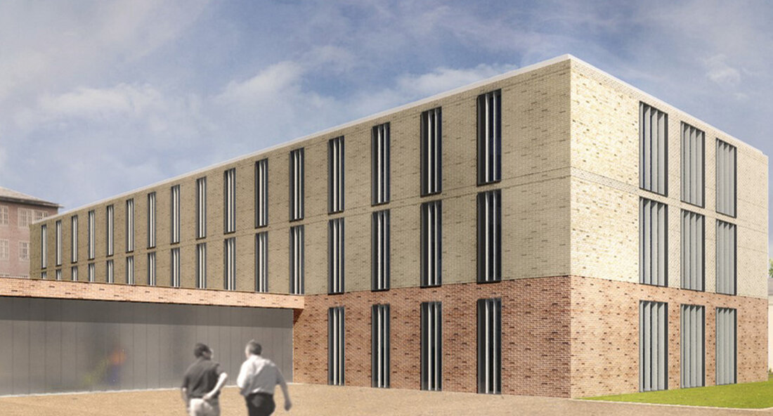 Die bestehende Justizvollzugsküche und Krankenstation werden in einem Neubau in der Justizvollzugsanstalt Freiburg untergebracht. Die Fertigstellung ist für Ende 2026 geplant. Ein Neubau ersetzt die bestehende Gefängnisküche und Krankenstation in der Justizvollzugsanstalt Freiburg. Insgesamt investiert das Land rund 24 Millionen Euro. Der aktuelle Wohnungsbestand kann den Bedarf der Justizvollzugsanstalt nicht mehr decken und ist auch technisch veraltet. Für den Neubau wird ein fehlendes Provisorium von 1983 abgerissen. Die dort untergebrachte Behandlungsabteilung wird innerhalb der Justizvollzugsanstalt verlegt. Der Neubau für Küche und Krankenstation wird durch einen unterirdischen Gang mit dem Hauptgebäude mit den Arrestzellen verbunden. Auf dem Dach der neuen Küche …
