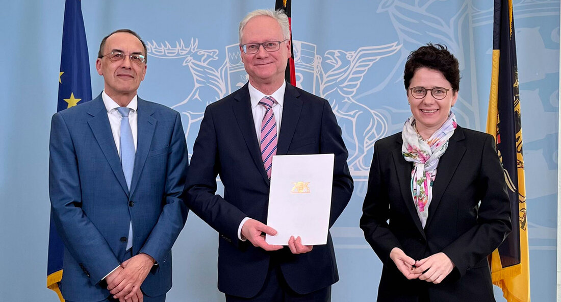 Dr. Herwig Schäfer ist neuer Leitender Oberstaatsanwalt der Staatsanwaltschaft Freiburg. Mit ihm erhält die Staatsanwaltschaft Freiburg einen äußerst erfahrenen Staatsanwalt und eine herausragend qualifizierte Führungskraft. Die Staatsanwaltschaft Freiburg hat einen neuen Leitenden Oberstaatsanwalt. Dr. Herwig Schäfer folgt auf Dieter Inhofer, der zum 31. Januar 2023 in den Ruhestand getreten ist. Zum Amtsantritt gratulierte Ministerin der Justiz und für Migration, Marion Gentges, und wünschte Dr. Schäfer für seine neue Aufgabe alles Gute. Dr. Schäfer wechselt von der Staatsanwaltschaft Offenburg, wo er zuletzt knapp 15 Jahre Leitender Oberstaatsanwalt war. Ministerin der Justiz und für Migration Marion Gentges sagte: „Mit Dr. Herwig Schäfer …