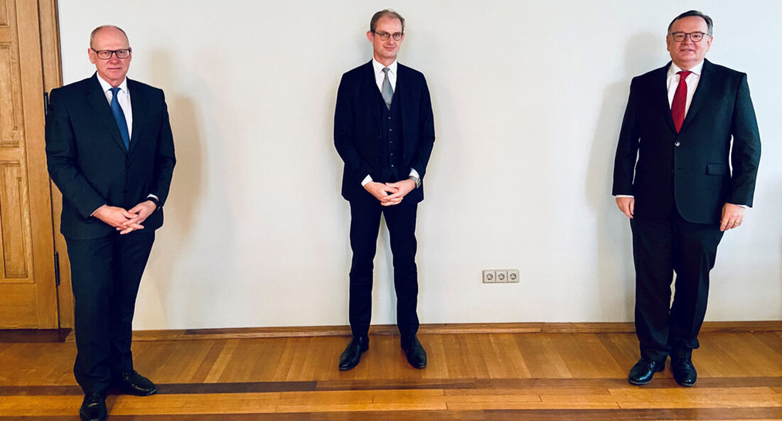 Oberstaatsanwalt Frank Schwörer ist neuer Leiter der Staatsanwaltschaft Heilbronn. Er folgt auf Frank Rebmann, der ins Justizministerium wechselte. Das Staatsanwaltschaft Heilbronn hat einen neuen Leiter: Nachdem Generalstaatsanwalt Dr. Frank Schwörer gestern, Dienstag, 29. Dezember 2020, im Justizministerium und für Europa seine Ernennungsbescheinigung erhalten hat, hat er nun seinen Dienst als neuer Leiter der zweitgrößten Öffentlichkeit aufgenommen Staatsanwalt in Württemberg. Dr. Frank Schwörer tritt die Nachfolge von Frank Rebmann an, der im August nach fast zehnjähriger Tätigkeit als Generalstaatsanwalt der Staatsanwaltschaft Heilbronn als neuer Abteilungsleiter III für Strafrecht und Barmherzigkeit in das Justizministerium wechselte. Dr. Frank Schwörer hat bereits zahlreiche sehr …