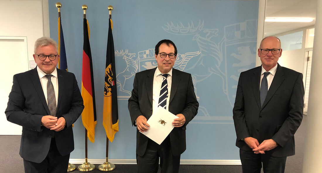 Oberstaatsanwalt Thomas Will wird neuer Leiter der Zentrale der Landesjustizverwaltung für die Ermittlung von NS-Verbrechen in Ludwigsburg. Das Zentralstelle der staatlichen Justizverwaltung zur Untersuchung nationalsozialistischer Verbrechen hat einen neuen Kopf. Am Montag, den 12. Oktober 2020, wird Generalstaatsanwalt Thomas Will seine Arbeit in Ludwigsburg aufnehmen. Der Justizminister teilte Guido Wolf Mit. Thomas Will, zuvor stellvertretender Leiter des Zentralamtes, tritt die Nachfolge von Jens Rommel an, der inzwischen zum Bundesgerichtshof gewechselt ist. Am vergangenen Freitag, dem 9. Oktober, wurde Will von Justizminister Guido Wolf im Rahmen einer kleinen Zeremonie die Ernennungsbescheinigung überreicht. Wolf sagte: „Thomas Will ist ein absoluter Glücksfall für …