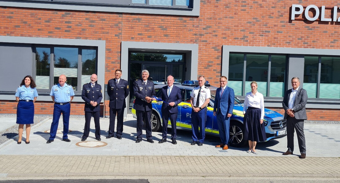 Mit der Einweihung des Polizeireviers Rust wird die erfolgreiche deutsch-französische Zusammenarbeit unter neuem Dach fortgesetzt. Der binational besetzte Polizeiposten ist ein weiterer wichtiger Bestandteil der Sicherheitsarchitektur im Grenzgebiet. „Kriminalität macht nicht an Landesgrenzen halt. Im Sicherheitsbereich ist die grenzüberschreitende polizeiliche Zusammenarbeit besonders wichtig. Unsere Reaktion auf grenzüberschreitende Kriminalität muss unsere Zusammenarbeit kontinuierlich verbessern Sicherheitsbehörden sein“, sagte Staatssekretär Wilfried Klenk des Ministeriums des Innern, für Digitalisierung und Kommunen Baden-Württemberg anlässlich der Einweihung des Neubaus des Polizeireviers Rust. Zeichen der deutsch-französischen Freundschaft Als Übergangslösung wurde am 15. Mai 2018 das Polizeirevier Rust im Alten Rathaus eingerichtet. Nach dem Spatenstich im Frühjahr 2020 …