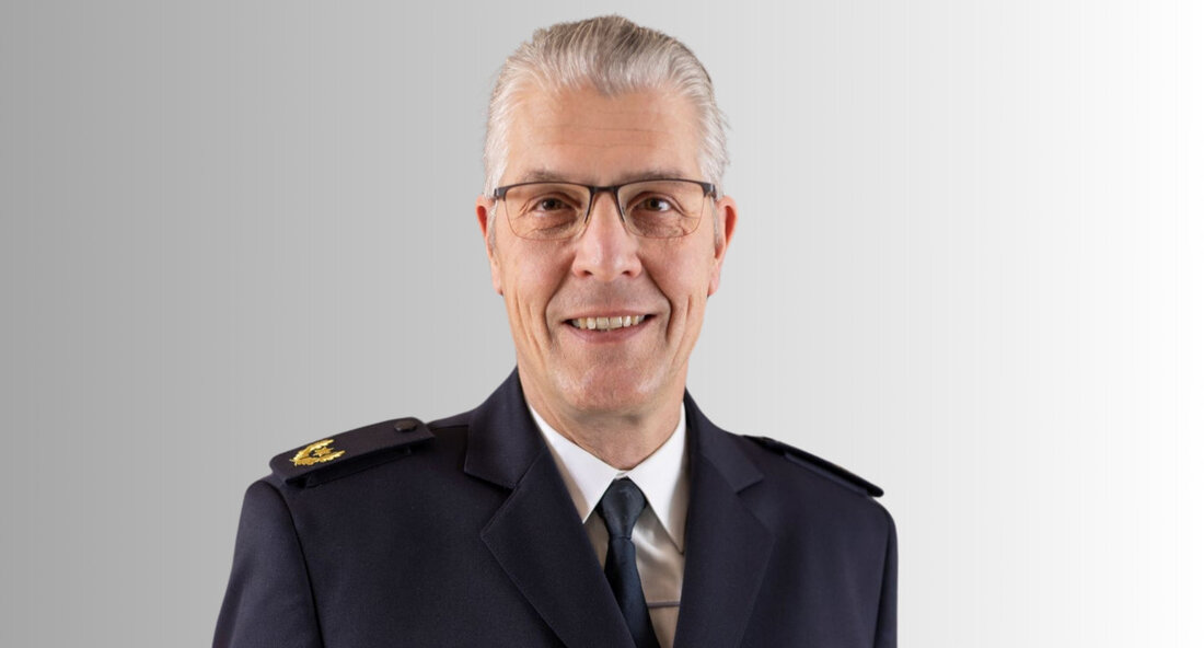 Neuer Polizeipräsident für Konstanz: Jürgen von Massenbach-Bardt tritt die Nachfolge von Hubert Wörner an Konstanz, 1. Januar 2025 – Ein bedeutender Wechsel steht dem Polizeipräsidium Konstanz bevor: Hubert Wörner verabschiedet sich nach fast drei Jahren als Polizeipräsident in den Ruhestand. Seine Nachfolge wird Jürgen von Massenbach-Bardt antreten, der bereits in mehreren Führungspositionen der Landespolizei Baden-Württemberg tätig war. Diese Personalentscheidung wurde am 10. September 2024 vom Ministerrat auf Vorschlag von Innenminister Thomas Strobl genehmigt. Hubert Wörner hat in seiner Amtszeit das Polizeipräsidium mit polizeilichem Sachverstand und Führungskompetenz geleitet. Vor seiner Zeit in Konstanz war er in verschiedenen hochrangigen Positionen, unter anderem &hellip;