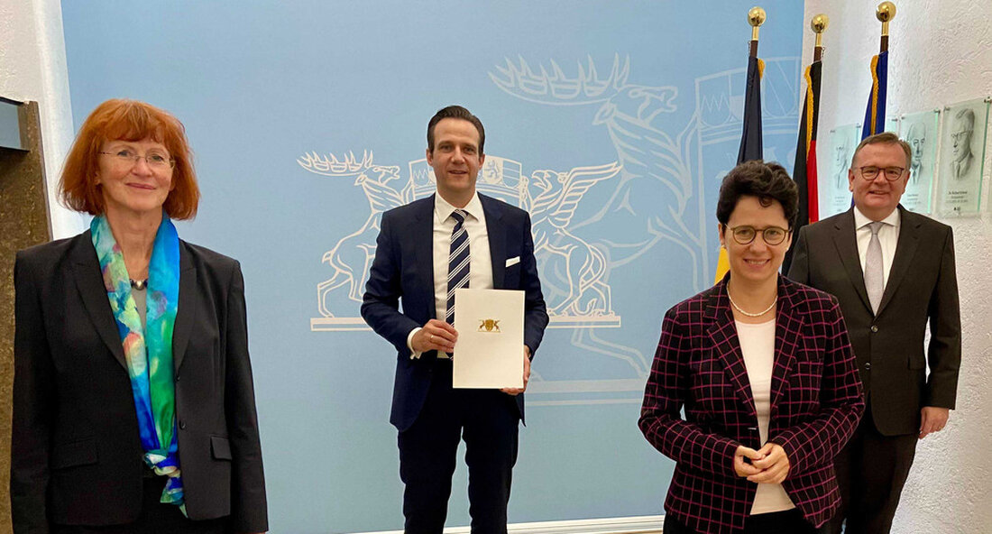 Staatssekretär Sigfried Lorek hat bei der feierlichen Amtseinführung des Hechinger Landgerichtspräsidenten Florian Diekmann dessen sehr erfolgreiche Arbeit hervorgehoben. Bereits seit einem Jahr ist Florian Diekmann Präsident des Hechinger Landgerichts. Baden-Württembergs Ministerin der Justiz und für Migration Marion Gentges hatte ihm im Ministerium in Stuttgart im vergangenen Jahr die entsprechende Urkunde übergeben. Am 12. Dezember 2022 war die feierliche Amtseinführung in der Stadthalle Hechingen, an der weit über hundert Gäste teilnahmen. Im Rahmen der feierlichen Amtseinführung hob Staatssekretär Sigfried Lorek die sehr erfolgreiche Arbeit hervor, die Landgerichtspräsident Diekmann im vergangenen Jahr am Landgericht Hechingen geleistet hat. Lorek betonte: „Es hat uns nicht …