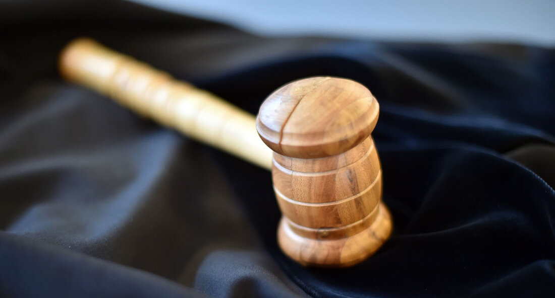 In der ordentlichen Gerichtsbarkeit von Baden-Württemberg ist zum ersten Mal in der Geschichte das Verhältnis zwischen Frauen und Männern ausgewogen. Es gibt so viele weibliche Staatsanwälte wie Staatsanwälte und Richterinnen und Richterinnen. Zum ersten Mal in der Geschichte der baden-württembergischen Justiz ist das Verhältnis zwischen Frauen und Männern in der ordentlichen Gerichtsbarkeit ausgeglichen. Die jüngste Umfrage zeigt, dass es zum Stichtag (30. Juni 2020) ebenso viele weibliche Staatsanwälte gab wie Staatsanwälte und so viele Richterinnen wie Richterinnen an den ordentlichen Gerichten. Das Verhältnis (auf die Zahl vor dem Dezimalpunkt gerundet) beträgt genau 50 Prozent. Auch der Frauenanteil in Management- und …