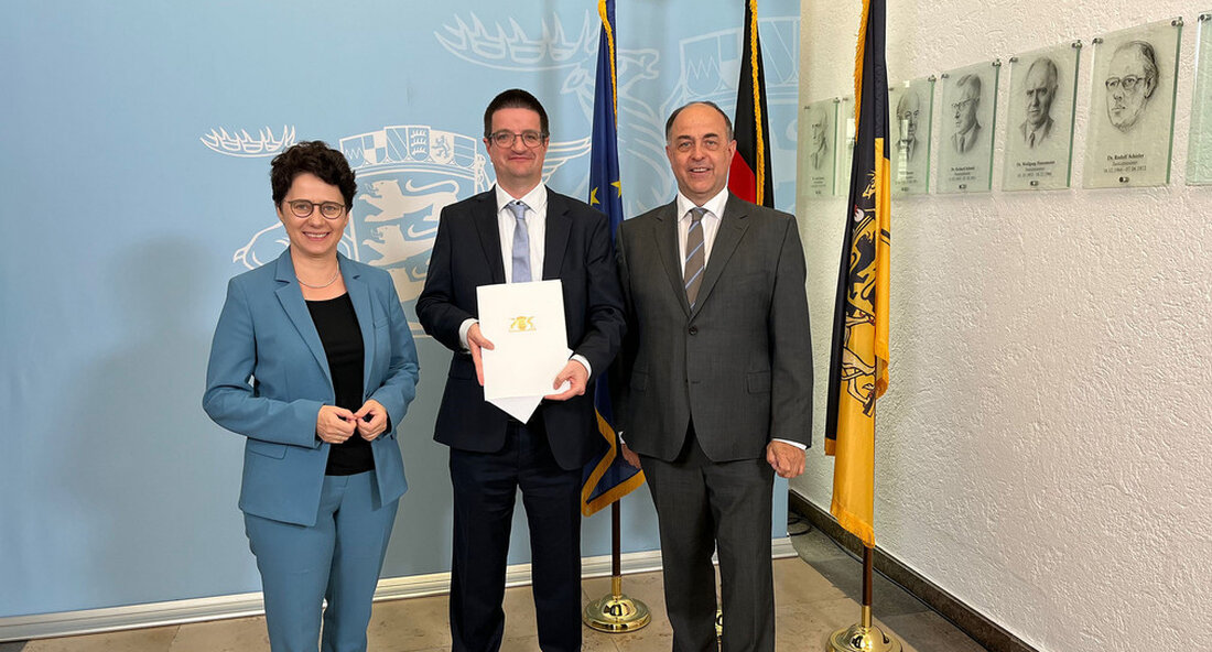 An der Spitze des Sozialgerichts Ulm hat es einen personellen Wechsel gegeben. Dr. Daniel Ostertag folgt auf Günther Schmid, den langjährigen Präsidenten des Sozialgerichts Ulm. Dr. Daniel Ostertag ist neuer Präsident der Sozialgericht Ulm. Er folgt auf Günther Schmid, der am 1. März 2022 in den Ruhestand ging. Minister für Justiz und Migration Marion Gentges am 05.05.2022 an Dr. Daniel Ostertag übergeben, nahm die Ernennungsurkunde des Justizministeriums in Stuttgart entgegen und wünschte ihm für seinen heutigen Amtsantritt viel Erfolg. Dr. Daniel Ostertag wechselt aus Verwaltungsgericht Stuttgartwo er seit März 2019 Vorsitzender ist, nach Ulm. Justiz- und Migrationsministerin Marion Gentges sagte: …