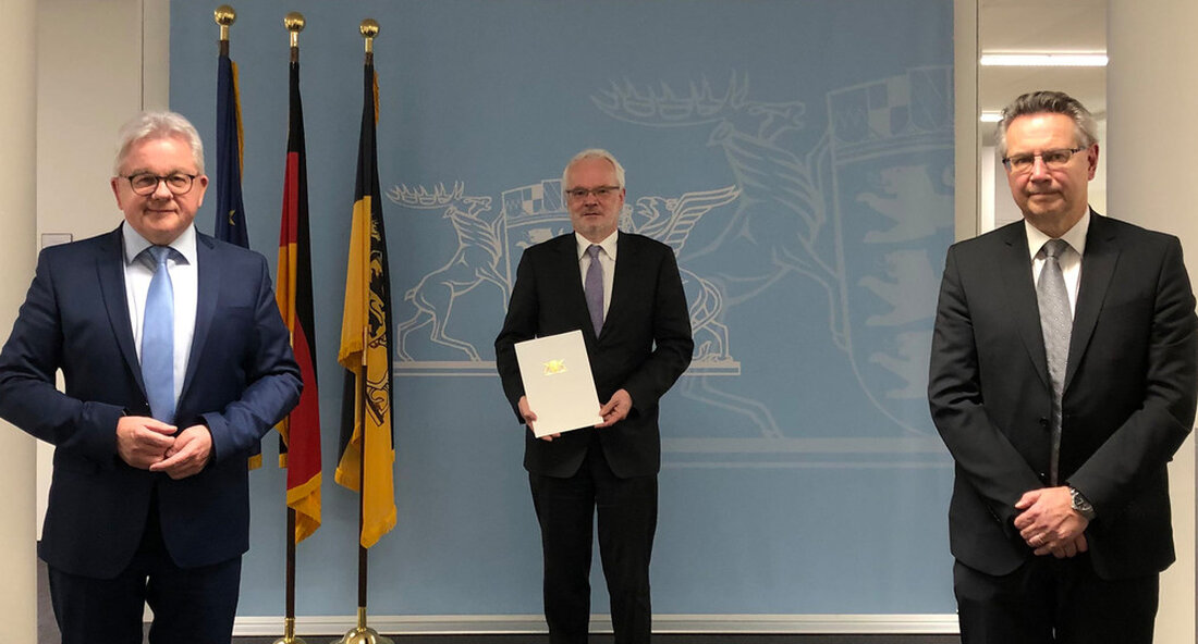 Helmut Perron ist der neue Präsident des Landgerichts Heidelberg. Justizminister Guido Wolf wünschte Perron viel Erfolg und Freude beim Start seines neuen Jobs. Helmut Perron ist der neue Präsident von Amtsgericht Heidelberg und damit folgt Dr. Frank Konrad Brede, der Ende letzten Jahres zum Landgericht Baden-Baden wechselte. Am gestrigen Abend, Montag, 1. Februar 2021, übergab der Minister die Justiz und Europa Guido Wolf Helmut Perron erhielt das Überweisungsschreiben und wünschte ihm viel Erfolg und Freude, als er seinen neuen Job antrat. Helmut Perron zieht vom Oberlandesgericht Karlsruhe, wo er seit Januar 2017 Vizepräsident ist, nach Heidelberg. Justizminister und für Europa …