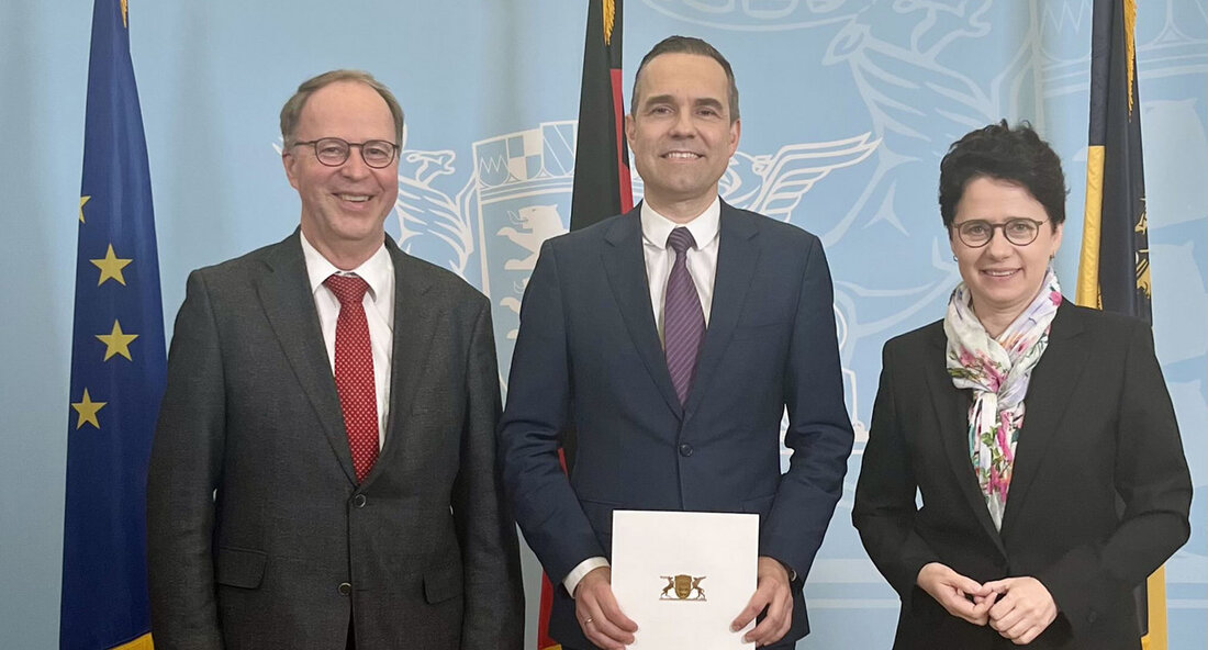 Christian Pohl ist neuer Präsident des Verwaltungsgerichts Karlsruhe. Er folgt Gudrun Schraft-Huber, die Ende 2022 in den Ruhestand getreten war. Christian Pohl ist neuer Präsident des Verwaltungsgerichts Karlsruhe und folgt damit Gudrun Schraft-Huber nach, die Ende des vergangenen Jahres in den Ruhestand getreten war. Zum Amtsantritt gratulierte Ministerin der Justiz und für Migration Marion Gentges und wünschte Christian Pohl für seine neue Aufgabe viel Erfolg und Freude. Pohl wechselt vom Verwaltungsgericht Stuttgart, wo er zuletzt Vizepräsident war. Ministerin der Justiz und für Migration Marion Gentges: „Christian Pohl hat in der Justiz bereits mehrere anspruchsvolle Aufgaben übernommen und seine Führungsqualitäten sowie …