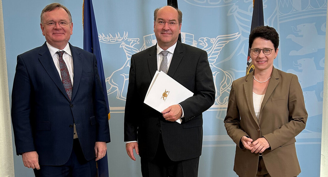 Prof. Dr. Malte Graßhof ist neuer Präsident des Verwaltungsgerichtshofs Baden-Württemberg. Er folgt auf Volker Ellenberger, der Ende März 2023 in den Ruhestand verabschiedet worden war. Der Verwaltungsgerichtshof Baden-Württemberg hat einen neuen Präsidenten. Ministerin der Justiz und für Migration Marion Gentges hat am 6. Juni 2023 Prof. Dr. Malte Graßhof zum Präsidenten des obersten Verwaltungsgerichts im Land ernannt. Er folgt auf Volker Ellenberger, der Ende März 2023 in den Ruhestand verabschiedet worden war. Prof. Dr. Malte Graßhof wechselt vom Verwaltungsgericht Stuttgart, dem er seit 2018 als Präsident vorgestanden hat. 2018 wurde er außerdem zum Präsidenten des Verfassungsgerichtshofs Baden-Württemberg gewählt und ist …
