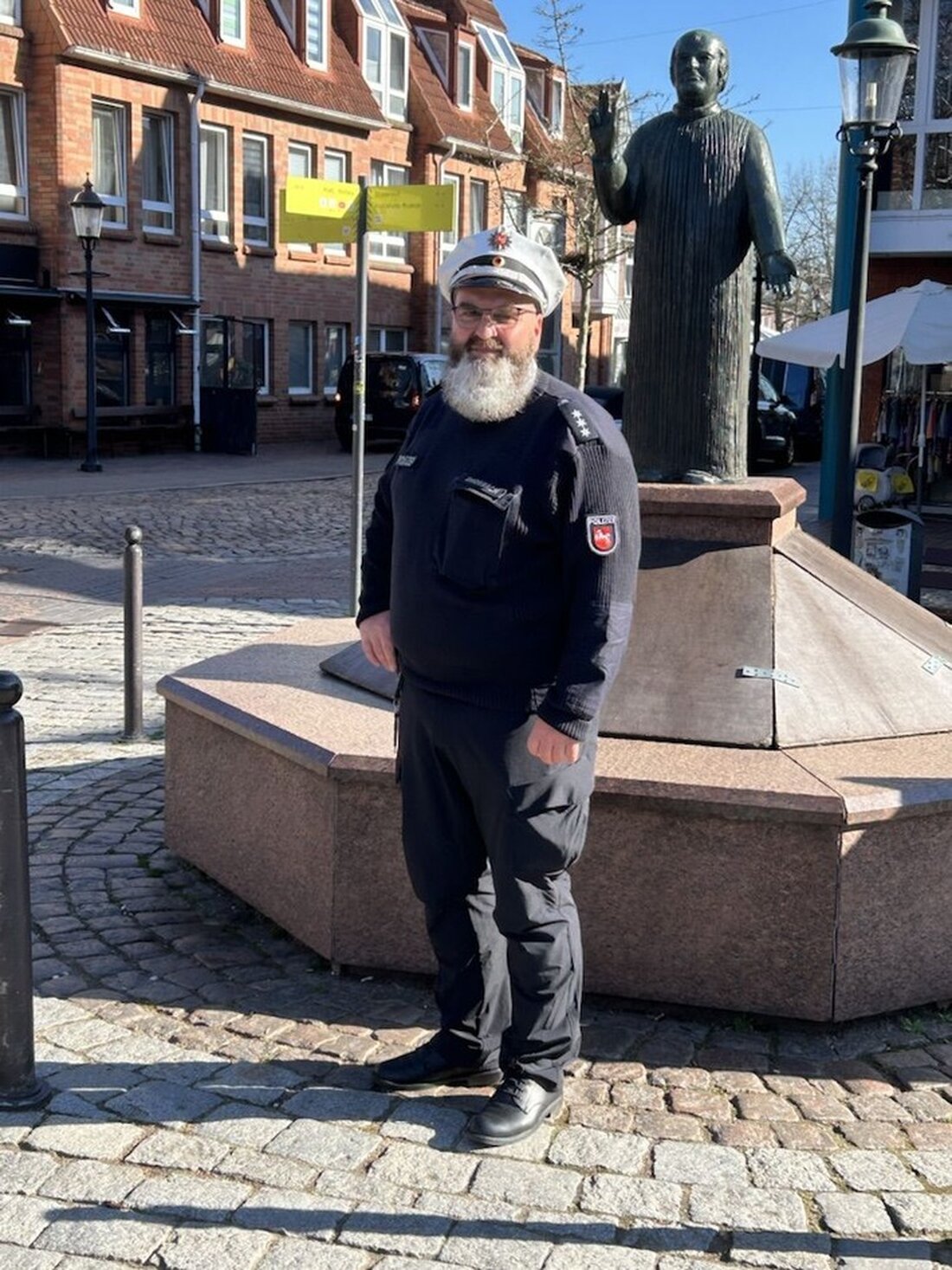 Im Polizeikommissariat Buxtehude übernimmt Johannes Droßbach die Präventionsarbeit von der verdienten Maike Hesebeck.