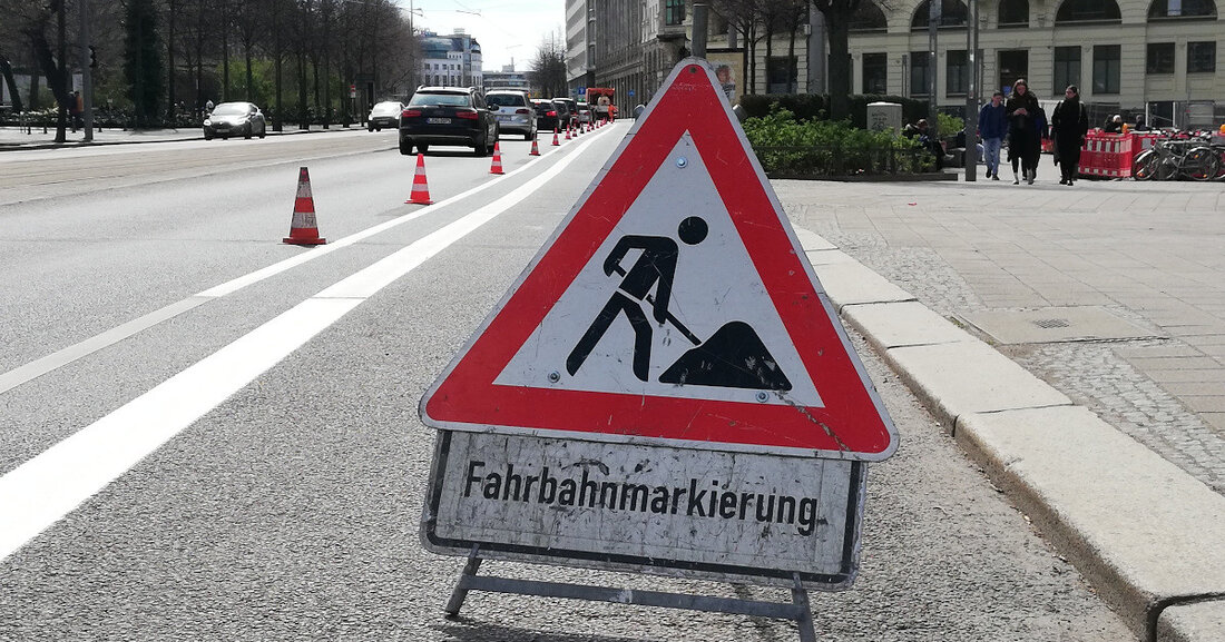 Vom Hauptbahnhof bis Löhrstraße: Weiterer Ringabschnitt wird für Radfahrer markiert In der Woche ab Montag, 2. Oktober 2023, wird zwischen Hauptbahnhof und Löhrstraße ein neuer Radfahrstreifen auf dem Innenstadtring grün markiert. Mit einer Plakataktion entlang der etwa 400 Meter langen Strecke werden die Leipzigerinnen und Leipziger zudem auf die künftige Verkehrsführung hingewiesen. Das Verkehrs- und Tiefbauamt muss parallel dazu kleinere bauliche Änderungen vornehmen, so sollen etwa Bordsteine abgesenkt werden. Zudem muss in die Ampel an der Kurt-Schumacher-Straße ein neues Steuergerät eingebaut werden, dies beginnt am 16. Oktober 2023. Die Einfärbung der allein für den Radverkehr bestimmten Flächen erfolgt im Farbton …