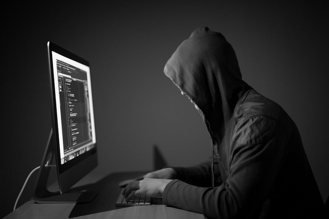 UniBot, ein beliebter Telegram-Bot, der für den Uniswap-Handel verwendet wird, wurde ausgenutzt. Der UNIBOT-Token-Preis stürzt ab. Eine Nutzerentschädigung wurde versprochen. UniBot, ein beliebter Telegram-Bot, der zum Abhören von Transaktionen auf Uniswap verwendet wird, wurde Opfer eines erheblichen Exploits, der zu einem starken Wertverlust des UNIBOT-Tokens führte. Ausnutzung des neuen Vertrags von UniBot In einer überraschenden Wendung der Ereignisse kam es kürzlich zu einer Sicherheitsverletzung bei UniBot, dem weit verbreiteten Telegram-Bot für den dezentralen Uniswap-Börsenhandel. Der Verstoß ereignete sich in einem neu eingeführten Vertrag und führte zum Diebstahl verschiedener Meme-Coins im Wert von etwa 560.000 US-Dollar von Benutzern. Das Unternehmen identifizierte &hellip;