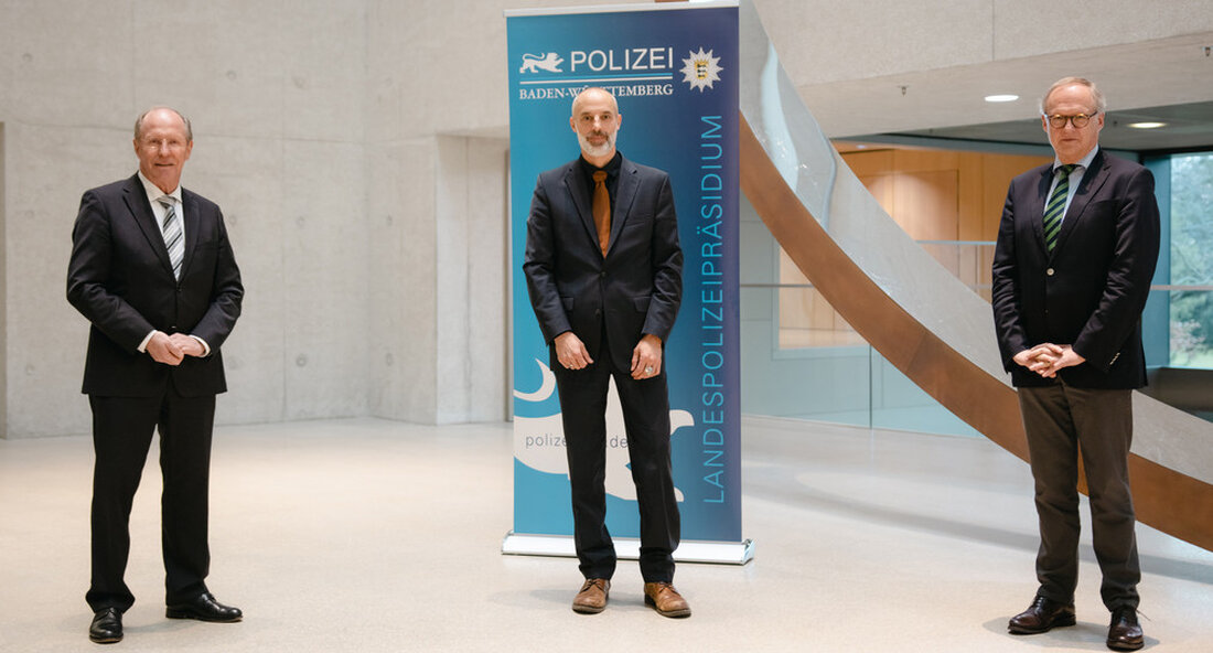 Axel Mögelin wurde zum Vizepräsidenten des Präsidiums Technik, Logistik und Service der Polizeidirektion Baden-Württemberg berufen. „Baden-Württemberg ist seit langem eines der sichersten Bundesländer überhaupt. Das ist kein Zufall. Dies ist zu einem großen Teil auf die strategische Weitsicht der Polizeiführung unseres Landes zurückzuführen. Umso wichtiger ist es, dass in den Führungsfunktionen kein Vakuum entsteht. Dabei ist es wichtig, die sich ständig ändernden Anforderungen und Herausforderungen im Polizeibereich berücksichtigen zu können und insbesondere auf dem neuesten Stand der Technik zu bleiben. Als Vizepräsident des Präsidiums für Technik, Logistik und Service der Polizei Baden-Württemberg wird Axel Mögelin dies künftig in einer Schlüsselposition …