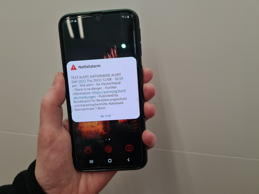 Durch die Freischaltung des neuen Warnkanals Cell Broadcast wird der Warnmix um einen weiteren, wichtigen Baustein ergänzt. Personen, die sich in einem Gefahrengebiet aufhalten, können hierdurch direkt über das Mobiltelefon erreicht werden. „Im Ernstfall ist eine funktionierende Warnung und Information der Bevölkerung das A und O. Die Menschen in unserem Land erwarten, frühzeitig vor Gefahren wie Unwettern, Hochwasser oder Feuer gewarnt zu werden. Deshalb müssen wir jede Warn-Möglichkeit nutzen. Jetzt können wir die Bevölkerung direkt mit einer Nachricht über das Mobiltelefon vor Gefahren warnen: Mit Cell Broadcast“, sagte der stellvertretende Ministerpräsident und Innenminister Thomas Strobl zur Freischaltung des neuen Warnkanals …