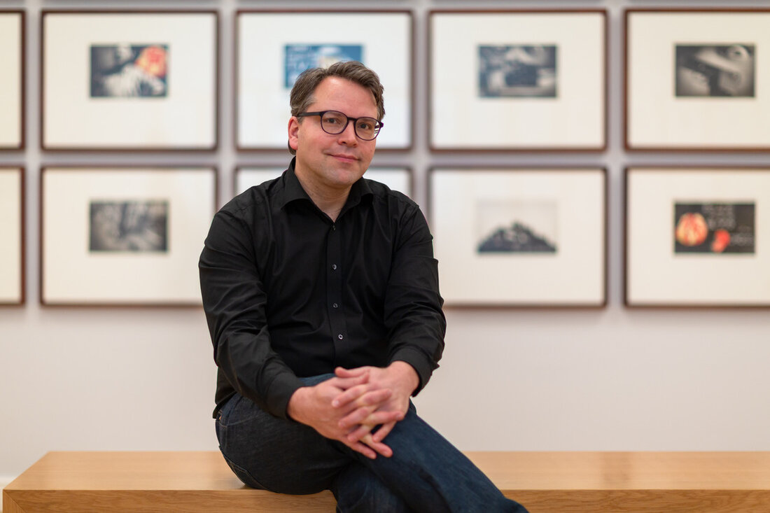 Prof. Dr. Frédéric Bußmann wird neuer Wissenschaftlicher Direktor der Staatlichen Kunsthalle Karlsruhe. Er folgt Prof. Dr. Pia Müller-Tamm, die in den Ruhestand tritt. Prof. Dr. Frédéric Bußmann wird neuer Wissenschaftlicher Direktor der Staatlichen Kunsthalle Karlsruhe. Der 48-Jährige tritt zum 1. August 2023 die Nachfolge von Prof. Dr. Pia Müller-Tamm an, die zum 30. April 2023 in den Ruhestand tritt, wie Kunstministerin Petra Olschowski am Freitag in Stuttgart mitteilte. Prof. Dr. Frédéric Bußmann ist seit 2018 Generaldirektor der vier Museen der Kunstsammlungen Chemnitz und dort verantwortlich für das Ausstellungs-, Sammlungs- und wissenschaftliche Programm und die strategische Weiterentwicklung. Kunstministerin Petra Olschowski sagte: …