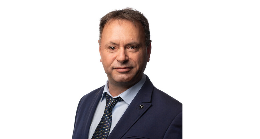 Thomas Wild übernimmt die stellvertretende Leitung des Polizeipräsidiums. „Das Polizeipräsidium ist unverzichtbar für die Sicherheit im Land – und darüber hinaus. Sie deckt ein immenses Einsatzspektrum von der Bereitschaftspolizei über die Polizeihubschrauberstaffel und die Wasserschutzpolizei bis hin zu den Spezialeinheiten ab und ist damit eine ganz besondere Herausforderung für das Management. Ich freue mich daher, dass mit Thomas Wild künftig ein äußerst erfahrener Manager die Aufgaben des Polizeivizepräsidenten übernehmen wird. Seine Qualifikation für dieses Amt hat Thomas Wild im Laufe seiner Karriere bereits mehrfach eindrucksvoll unter Beweis gestellt“, sagte der Staatssekretär im Bundesministerium des Innern, für Digitalisierung und Kommunen. Wilfried …