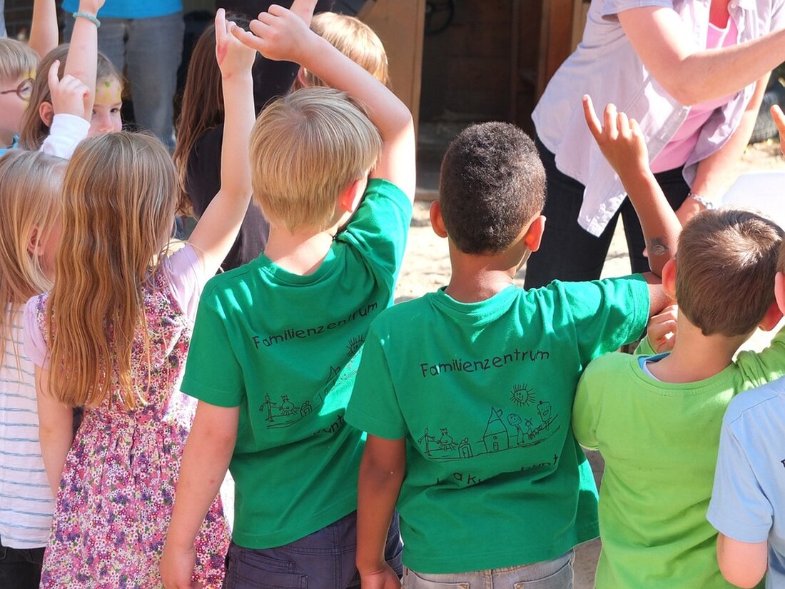 Der Bezirksstadtrat Christoph Keller informiert über die erfolgreiche Sanierung und bauliche Erweiterung der Kindertagesstätte in der Ackerstraße 60 in enger Zusammenarbeit mit Kindergärten City als Träger und Eigenbetrieb des Landes Berlins. Durch die umfangreichen Bau- und Sanierungsarbeiten konnte die Kita ihr Platzangebot um 70 Plätze erhöhen, was einen wichtigen Beitrag zur Sicherung und Erweiterung der dringend benötigten Kitaplätze im Stadtteil Mitte darstellt. Die Funktionsräume wurden schlüssig erweitert und realisiert, unter anderem mit einem Atelier, Bauraum und Bewegungsräumen. Eine mechanische Kühlung sorgt zudem für Hitze-schutz im Sommer. Jugendstadtrat Christoph Keller betont die Bedeutung von Spielräumen und Entfaltungsmöglichkeiten für Kinder, um wichtige …