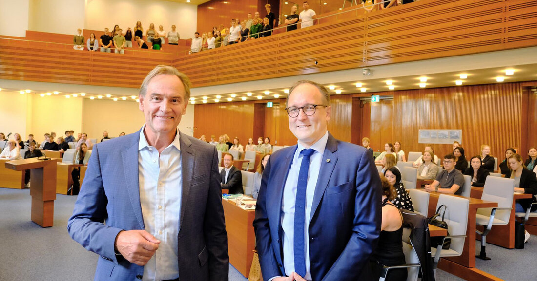 Neues Ausbildungsjahr bei der Stadt beginnt – Bewerbungen für 2023 ab sofort möglich Für rund 150 Frauen und Männer beginnt an diesem Mittwoch das Ausbildungs- und Studienjahr bei der Stadt. Oberbürgermeister Burkhard Jung begrüßte die Nachwuchskräfte während der feierlichen Ausbildungseröffnung im Neuen Rathaus offiziell bei der Stadt. Oberbürgermeister Burkhard Jung und Verwaltungsbürgermeister Ulrich Hörning begrüßen 123 neue Auszubildende im Ratssaal © Stadt Leipzig/sf Die Stadtverwaltung bietet dabei Ausbildungs- und Studienchancen für Absolventinnen und Absolventer aller Schularten, die angebotenen Ausbildungs- und Studienplätze zeichnen sich dabei durch ihre Vielfalt aus: klassische Verwaltungsberufe, soziale Berufe bis hin zum gewerblich-technischen Bereich. Dazu gehören beispielsweise &hellip;