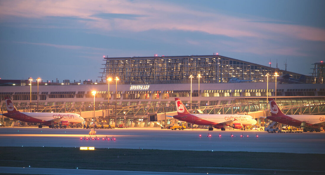 Für die Rettungsdienste am Flughafen Stuttgart steht ein neues digitales Funksystem zur Verfügung. Die verbesserte technische Ausstattung sorgt für noch mehr Sicherheit am Flughafen. „Mit der Inbetriebnahme eines digitalen Funksystems wird die Kommunikationstechnologie für unsere Rettungsdienste und Sicherheitspersonal sein Stuttgarter Flughafen deutlich verbessert. Mit modernster technischer Ausrüstung machen wir die Kommunikation derer, die die Sicherheit am Flughafen gewährleisten, nachhaltig “, sagte der stellvertretende Ministerpräsident und Innenminister Thomas Strobl. Vernetzte Sicherheit dank Digitalradio Am Flughafen Manfred Rommel in Stuttgart sorgen verschiedene Behörden und Organisationen mit Sicherheitsaufgaben für Sicherheit – zum Beispiel die Staatspolizei, die Bundespolizei, der Zoll, die Feuerwehr, der Katastrophenschutz …