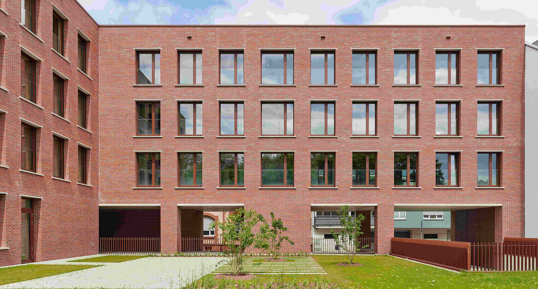 Finanzstaatssekretärin Gisela Splett hat den Neubau an das Finanzamt Offenburg übergeben. Durch ihn können Standorte und die vom Finanzamt genutzten Flächen reduziert sowie die Zusammenarbeit der Beschäftigten verbessert und vereinfacht werden. Finanzstaatssekretärin Gisela Splett hat am 7. Juli 2023 den Neubau an das Finanzamt Offenburg übergeben. Gisela Splett sagte: „Dem Land ist es ein großes Anliegen, wirtschaftlich, funktionell und nachhaltig zu bauen. Der Neubau nutzt regenerative Energien und ist dadurch eine Investition in unsere Zukunft und den Klimaschutz. Wir setzen dabei auch ein neues Raumkonzept um: Die Beschäftigten haben durch Desk-Sharing die Möglichkeit, die Arbeitsplätze flexibel zu nutzen.“ Vizepräsidentin der …