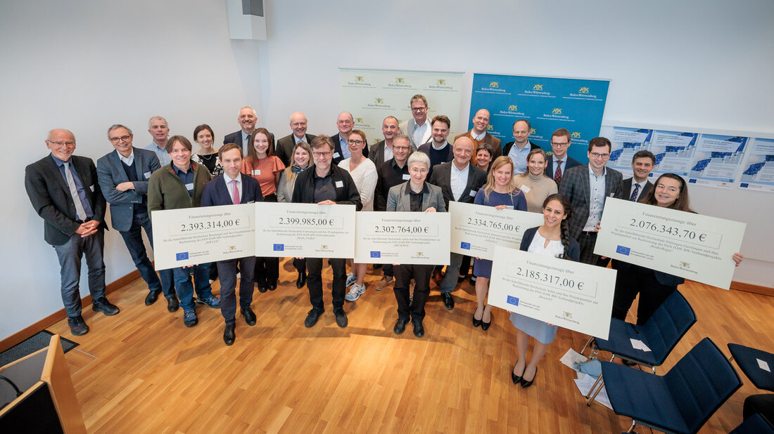 Das Wissenschaftsministerium fördert sechs Projekte an Hochschulen für Angewandte Wissenschaft im Bereich angewandter Nachhaltigkeitsforschung mit bis zu 2,4 Millionen Euro pro Verbund. Diese Förderung soll die praktische Umsetzbarkeit von Forschungsergebnissen in den Fokus rücken und die Zukunftsfähigkeit des Landes steigern. Die geförderten Projekte decken verschiedene Themen ab, darunter die Verwertung regionaler Lebensmittel, die Förderung der Biodiversität in der Landwirtschaft, die Erzeugung und Nutzung von grünem Wasserstoff, die Reduzierung von CO2-Emissionen im Bausektor, das Recycling seltener Rohstoffe und die Schließung von Kunststoffkreisläufen. Mit dieser Förderung leistet das Wissenschaftsministerium einen wichtigen Beitrag zu den Nachhaltigkeitszielen des European Green Deal und unterstützt hochaktuelle …