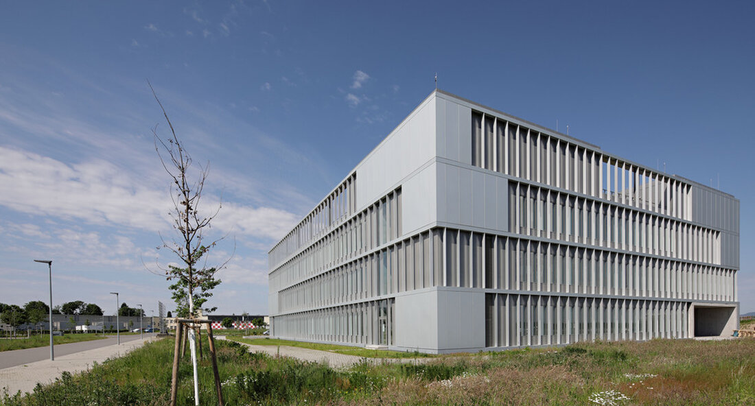 Finanzstaatssekretärin Gisela Splett übergab den Forschungsneubau „Institute for Machine-Brain Interfacing Technology“. Es ist ein 3.300 Quadratmeter großer, energieeffizienter Neubau für Spitzenforschung auf dem Campus der Universität Freiburg. Finanzminister Gisela Splett hat das neue Forschungsgebäude in Freiburg Institut für Maschine-Gehirn-Schnittstellentechnologie (IMBIT) aushändigen. Der Neubau befindet sich auf dem Campus des Flugplatzes Universität Freiburg. Knapp 3.300 Quadratmeter für Spitzenforschung Finanzstaatssekretärin Gisela Splett: „Auf knapp 3.300 Quadratmetern stehen nun Räume für interdisziplinäre Spitzenforschung zur Verfügung. Testbereiche, Labore, Büros und Kommunikationszonen sowie ein Veranstaltungsraum bieten Wissenschaftlern aus Informatik, Robotik, Mikrosystemtechnik und Medizin beste Möglichkeiten für ihre Arbeit im Bereich neurotechnologischer Anwendungen.“ Ziel der Wissenschaft …
