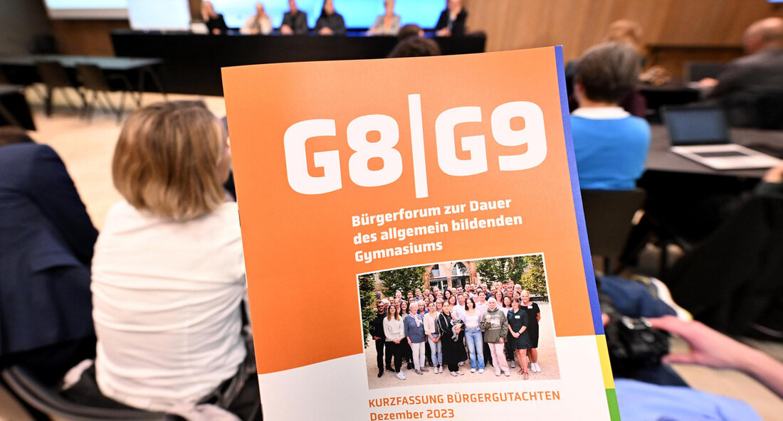 Regierungskoalition einigt sich auf Eckpunkte für neues G9-Modell Nach intensiven Diskussionen und dem Ende des Bürgerforums zur Dauer des allgemein bildenden Gymnasiums haben sich die Spitzen der Regierungskoalition auf wichtige Eckpunkte zum weiteren Vorgehen verständigt. Die zentrale Vereinbarung betrifft die Einführung eines zeitgemäßen, neunjährigen allgemein bildenden Gymnasiums, das den Anforderungen unserer Zeit gerecht wird. Die Landesregierung zeigt sich offen für ein neues G9-Modell und startet einen Prozess zur Erarbeitung dieses neuen Systems. Dabei sollen auch die möglichen Auswirkungen auf andere weiterführende Schularten, einschließlich der beruflichen Gymnasien, sowie auf das schulische Gesamtsystem berücksichtigt werden. Besonders wichtig ist der Regierungskoalition die Stärkung …