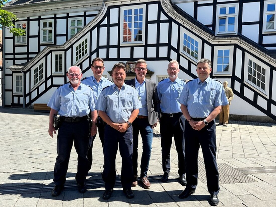 Polizei Gütersloh begrüßt Rolf Heber als neuen Hauptkommissar im Bezirksdienst Rietberg, verstärkt das Team vor Ort.