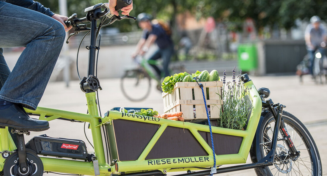 Wissenschaftsministerin Theresia Bauer und Verkehrsministerin Winfried Hermann haben das neue Institut für Nachhaltige Mobilität an der Fachhochschule Karlsruhe eröffnet. Es ist ein bundesweiter Pionier bei der Entwicklung nachhaltiger und innovativer Konzepte für die Mobilität im Hinblick auf den Klimaschutz. Wissenschaftsminister Theresia Bauer und Verkehrsminister Winfried Hermann habe an der Fachhochschule Karlsruhe Das neue Institut für nachhaltige Mobilität (bwim) wird eröffnet. „Das Institut für Nachhaltige Mobilität der Fachhochschule Karlsruhe ist ein wahrer Pionier auf diesem Gebiet und in Deutschland einzigartig“, sagte Wissenschaftsministerin Theresia Bauer. „Es ist ein entscheidender Schritt, um die Folgen des Klimawandels zu bekämpfen und dabei vorausschauend zu denken …