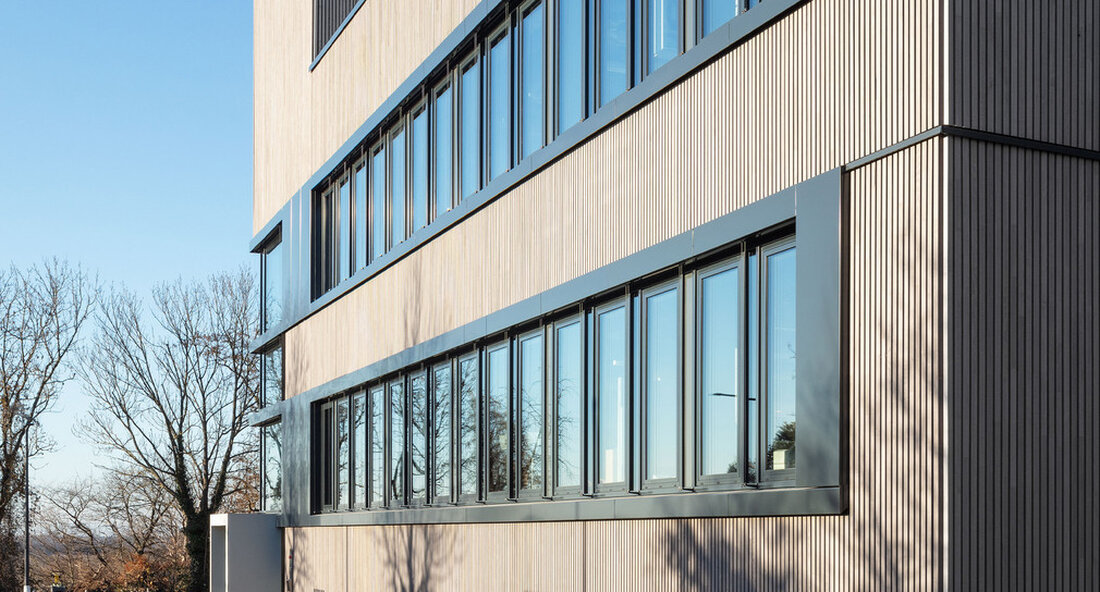 Das neue Laborgebäude für das Landtechnikzentrum Augustenberg in Karlsruhe-Durlach wurde übergeben. Rund 7,1 Millionen Euro hat das Land in den viergeschossigen Neubau mit hochwertiger Laborausstattung für die organisch- und anorganisch-chemische Analytik investiert. Das neue Laborgebäude in Karlsruhe-Durchlach wurde an die übergeben Landtechnisches Zentrum (LTZ) Augustenberg aushändigen. Der viergeschossige Neubau in Stahlbetonskelettbauweise verfügt im Erdgeschoss über eine Verbindungsbrücke zum denkmalgeschützten Laborgebäude des Vorgängerbaus. Darüber hinaus verfügt der Neubau über eine hochwertige Laborausstattung für die organisch- und anorganisch-chemische Analytik. Dazu gehört unter anderem eine zentrale Sauerstoff- und Inertgasversorgung. Die Lüftungs- und Regeltechnik sorgt für optimale Bedingungen bei gleichzeitiger Energieeffizienz. Denn die anspruchsvolle …