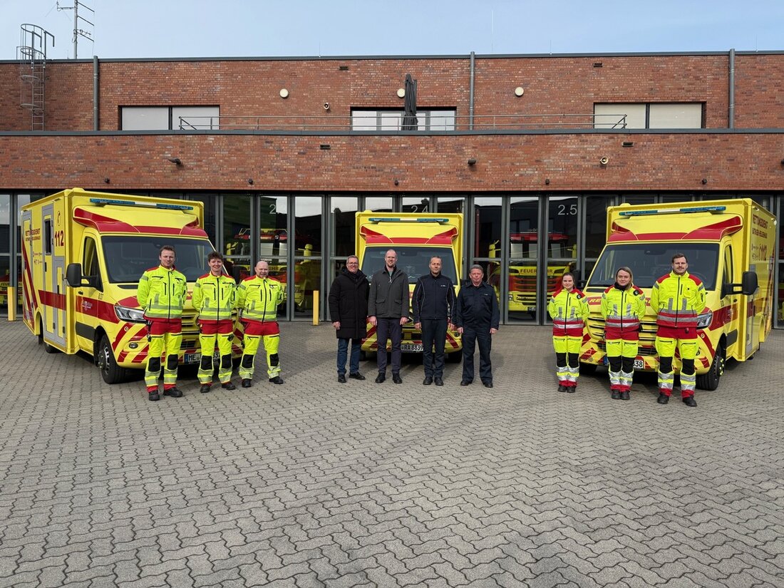 Die Feuerwehr Ratingen übergibt drei neue Rettungswagen für den Rettungsdienst der Städte Ratingen und Heiligenhaus.