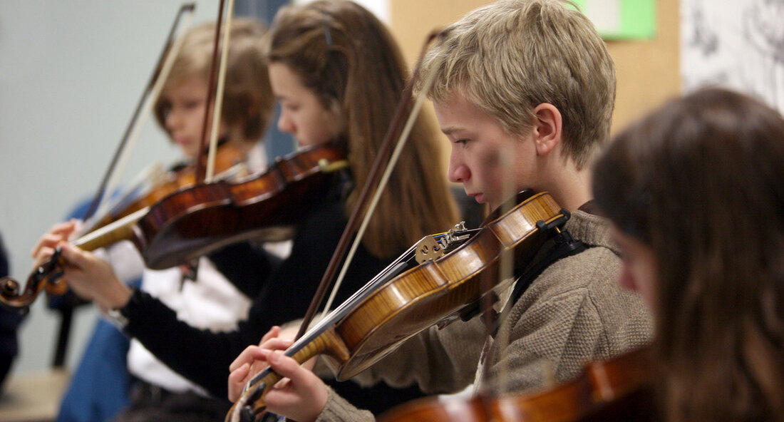 Eröffnung des fünften baden-württembergischen Musikgymnasiums in Mannheim Mannheim – Zum Schuljahresstart hat das fünfte baden-württembergische Musikgymnasium seine Arbeit mit 13 Musikgymnasiastinnen und -gymnasiasten in Mannheim aufgenommen. Das Moll-Gymnasium in Mannheim ist das letzte fehlende Puzzlestück in einem Netzwerk zur musikalischen Begabtenförderung mit Hochleistungen im Land, das nun vollständig ist. Mit dieser Eröffnung wird die Koalitionsvereinbarung zur musikalischen Begabtenförderung in Baden-Württemberg erfüllt. Kultusministerin Theresa Schopper betont die Bedeutung dieser Erweiterung des Netzwerks: „Mit dem künftigen Musikgymnasium in Mannheim komplettieren wir das Netzwerk, das wir im Land bereits zur musikalischen Begabtenförderung haben. Wir können dank der Kooperationen mit den Musikhochschulen und Musikschulen …