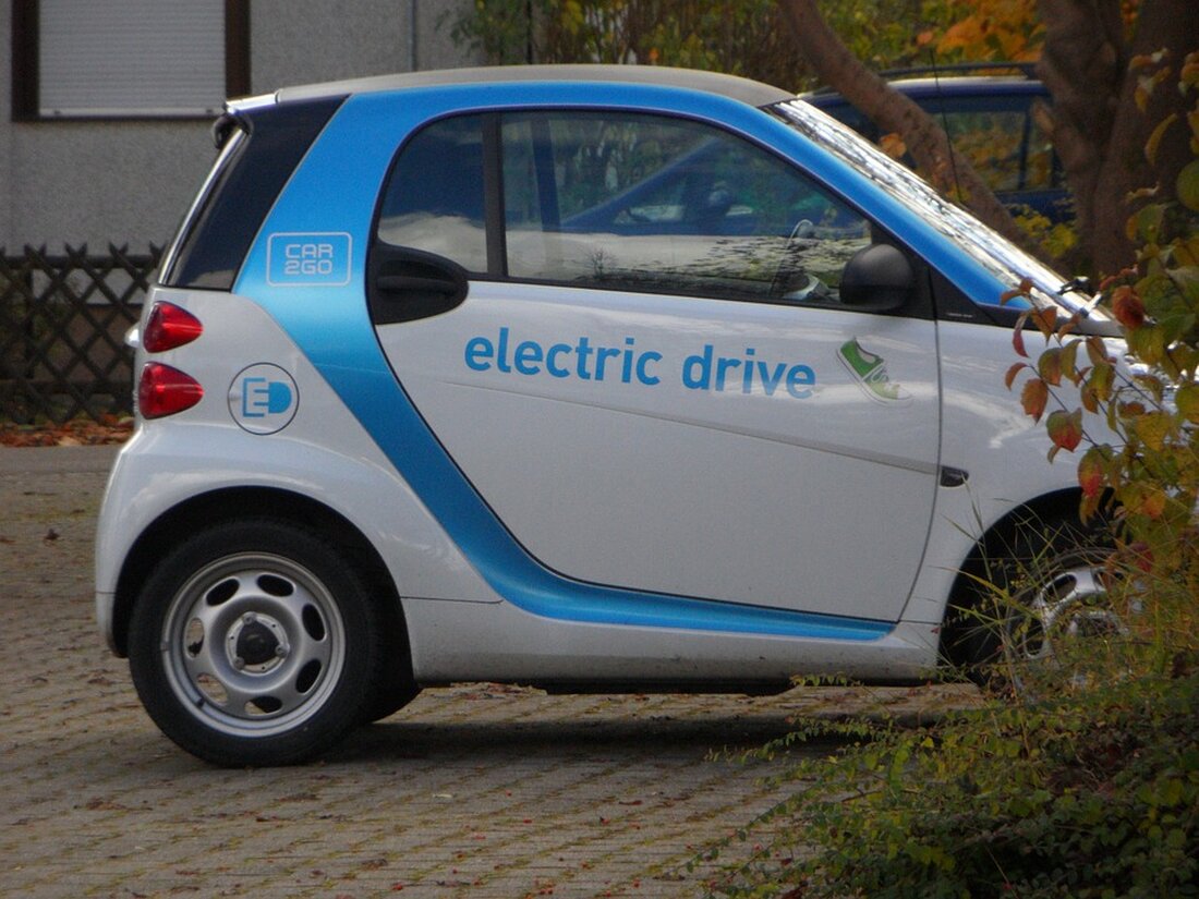In Neukirch wurde eine neue E-Carsharing-Station eröffnet. Bürgermeister Schnell betont die Vorreiterrolle der Gemeinde. Теперь местные жители могут umweltfreundlich reisen.