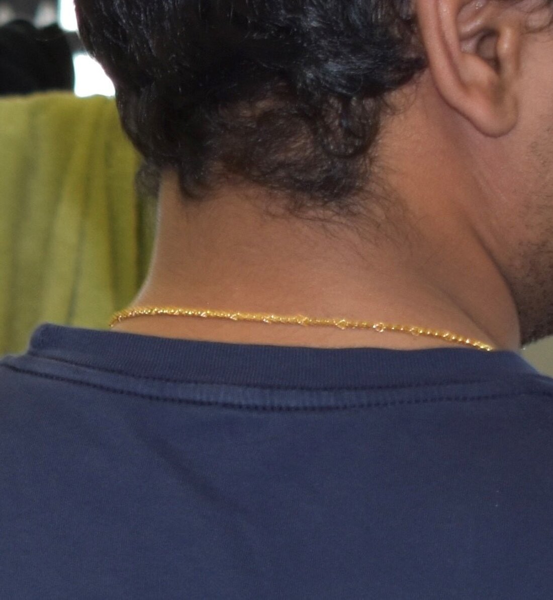 Die Polizei bittet um Hinweise zu einem Raub in Neukölln, bei dem ein Mann bedroht und seine Goldkette gestohlen wurde.