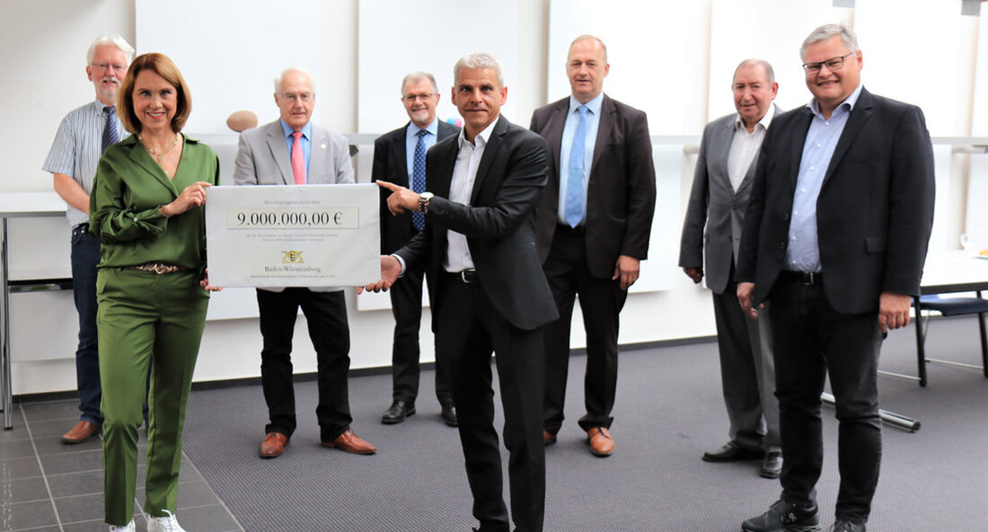 Für den geplanten Neubau der Musikhochschule des Bundes Deutscher Blasmusikverbände in Staufen stellt das Land neun Millionen Euro bereit. Diese hohe staatliche Förderung ist Ausdruck der großen Wertschätzung der Laienmusik und der allgemeinen Kultur Baden-Württembergs insgesamt. Für den geplanten Neubau des Musikakademie des Bundes Deutscher Blasmusikverbände in Staufen stellt das Land Baden-Württemberg insgesamt neun Millionen Euro zur Verfügung. „Die große Zahl aktiver Musikvereine, Chöre und Orchester in Baden-Württemberg spiegelt die große Bedeutung der Blasmusik und der Laienmusik insgesamt im Land wider“, sagte Staatssekretär für Kunst Petra Olschowski. „Uns geht es aber nicht nur darum, uns als Politiker für Blasmusik zu …