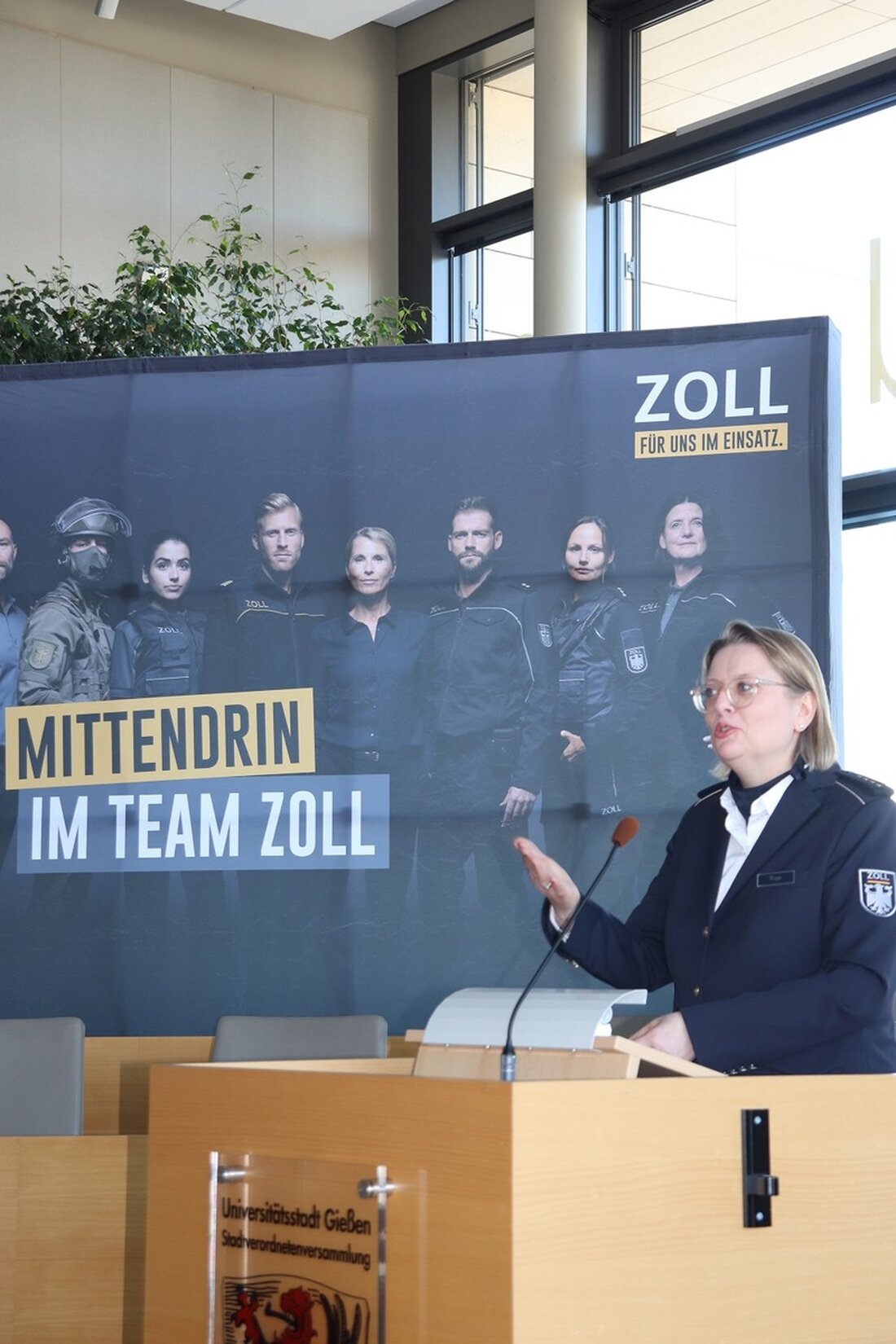 Neun Studienanfänger*innen wurden beim Hauptzollamt Gießen vereidigt und starten ihr duales Studium im gehobenen Dienst.