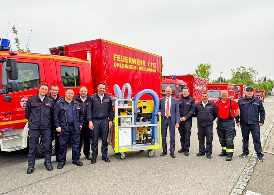 Der Landkreis Bodenseekreis hat neun Hochwasser-Pumpen im Wert von 182.000 Euro an lokale Feuerwehren übergeben, um den Hochwasserschutz zu stärken.